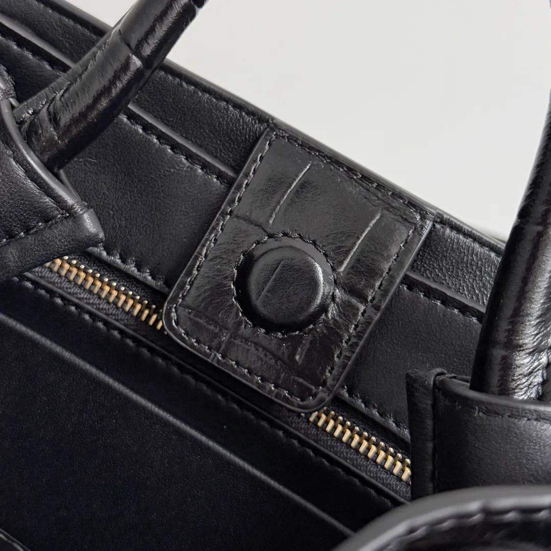 Batch 2880 BOTTEGA VENETA crocodile leather mini andiamo is paired with a four-piece oak hardware set, making the entire bag more layered. As a classic model of the BV family, each innovation brings different surprises to fans. There are three ways to carry it with different makeup. Crocodile skin is called the gold in leather and is famous for its top luxury and rarity. During use, the luster of the crocodile skin will not fade or fade with time. No matter how long it is used, it will still remain new. And because each crocodile skin is different, the effect of each crocodile leather bag is different. Style number: 777614+wood hardware Size: 22*15.5*9cm